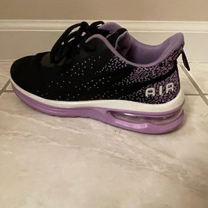 Like new woman’s Air running shoes. Colors Black and Purple